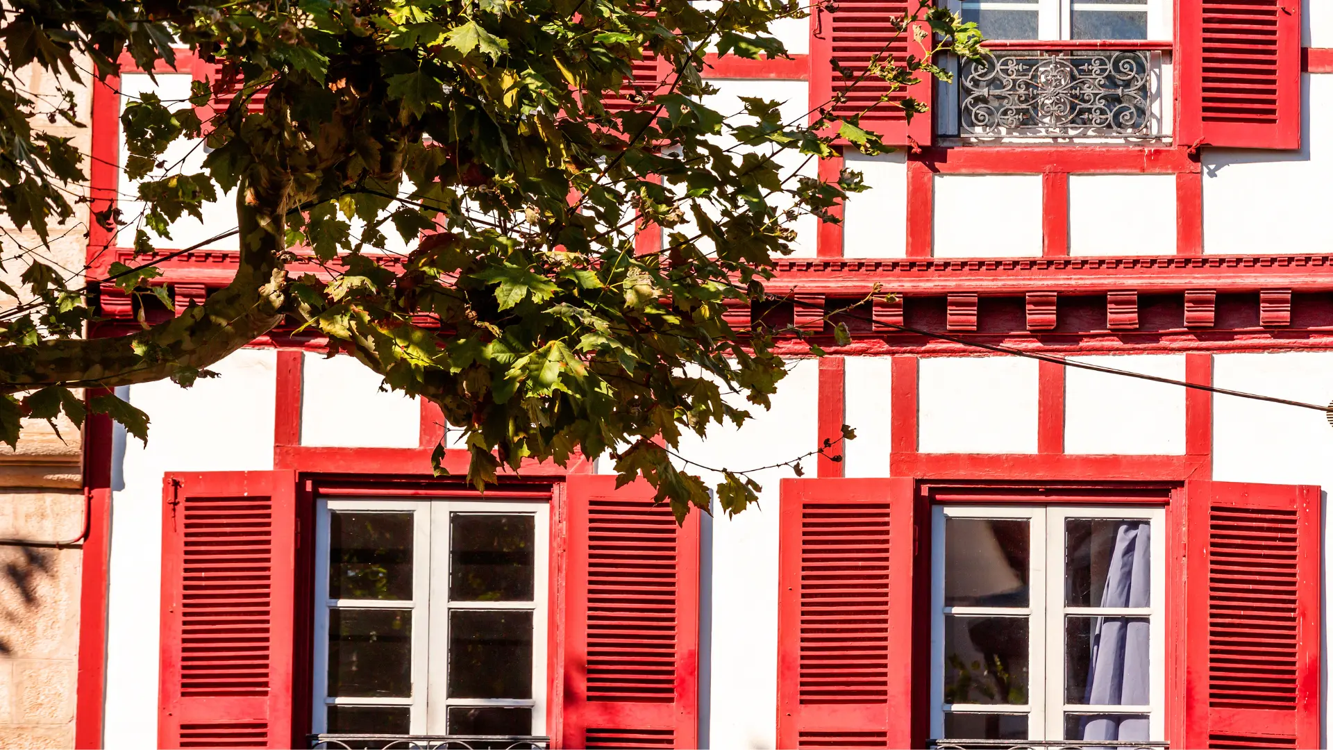 Architecture Basque typique de la ville d'Espelette dans le Pays Basque Français.