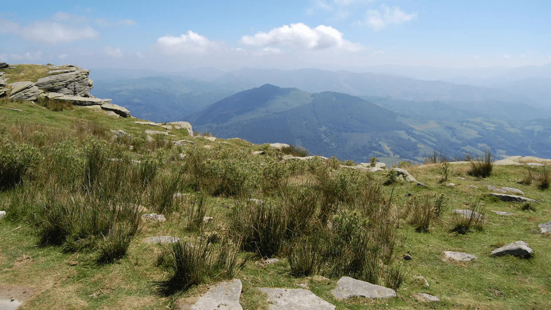 Vue panoramique en haut de la Rhune au Pays Basque